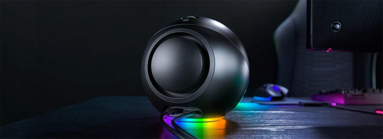 Une enceinte Razer Mako X posée sur un bureau, anneau lumineux allumé