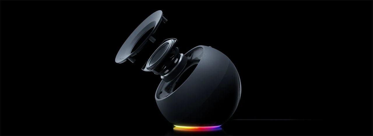 Vue éclatée d'une enceinte Razer Mako X, face avant détachée et haut-parleur apparent