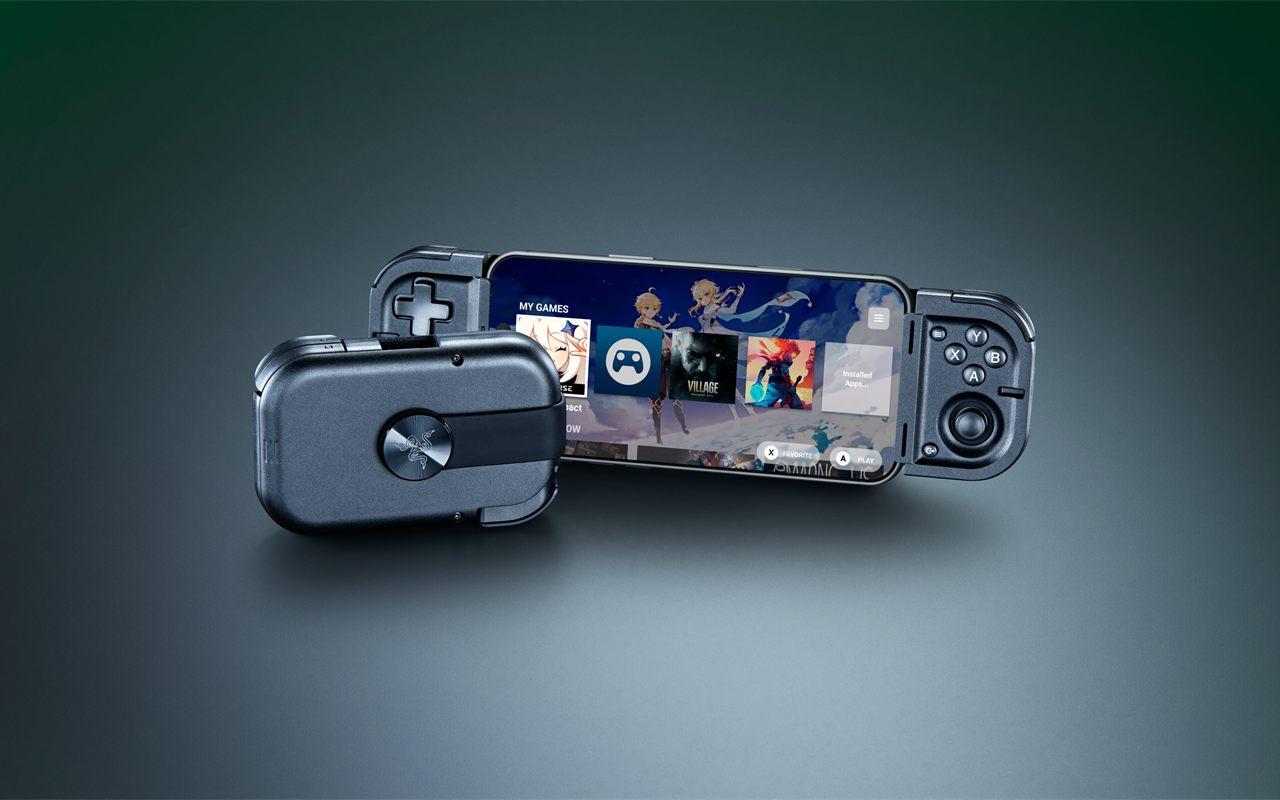 La manette pour smartphone Razer Prio, pliée, posée devant le même modèle déployé autour d'un iPhone