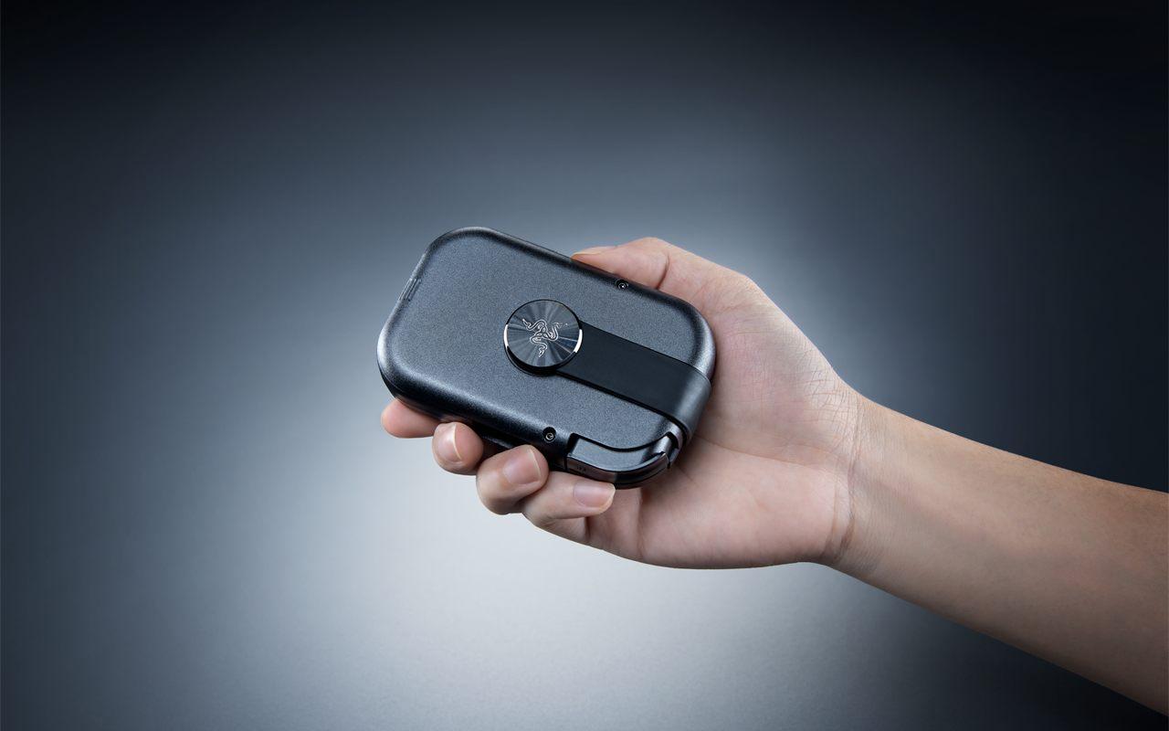 La Razer Prio repliée tient dans la paume, molette au logo Razer visible