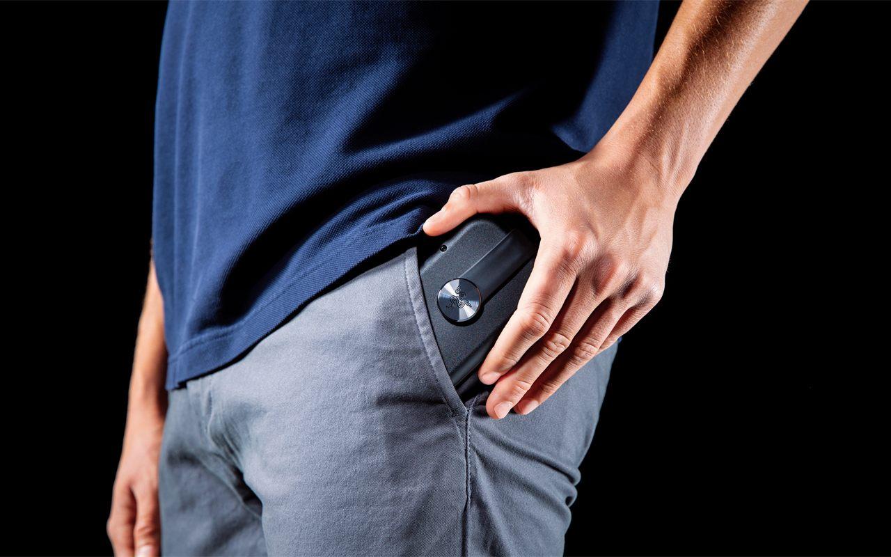 La manette pour smartphone Razer Prio, pliée, rangée dans une poche de pantalon