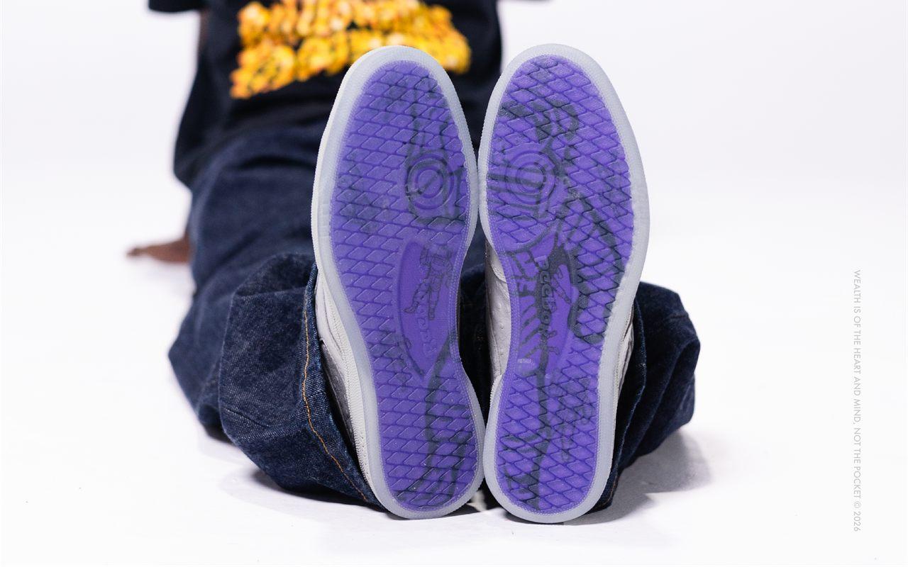 Les deux semelles violettes de la Reebok Club C 85 Billionaire Boys Club portées
