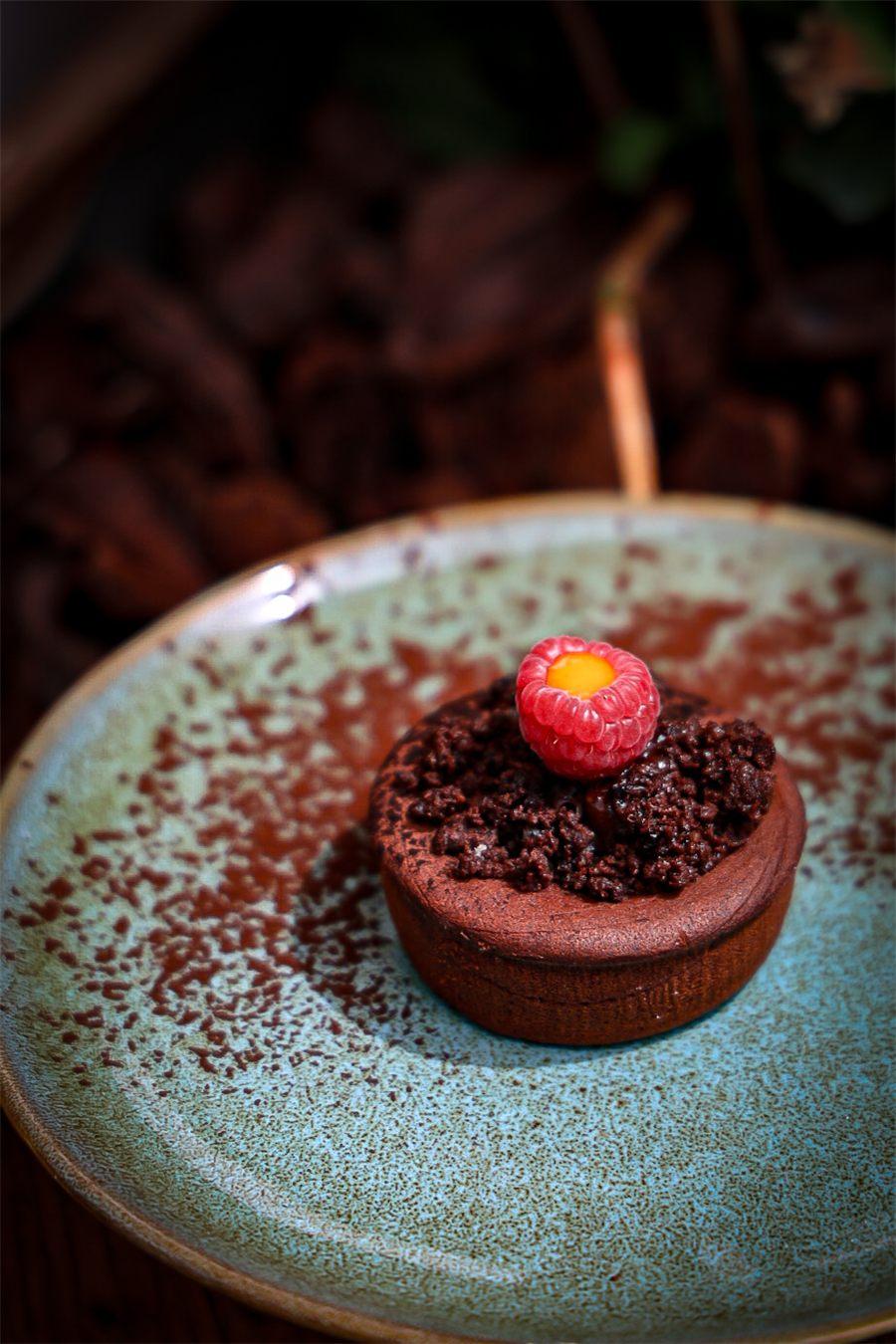 Cratère de biscuit cacao émietté au sommet du mi-cuit au chocolat du Chalet des Îles