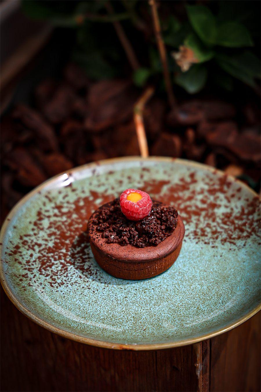 Mi-cuit au chocolat de Madagascar de Nicolas Paciello, coiffé de biscuit cacao et d'une framboise