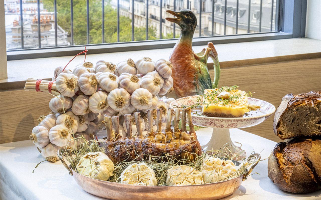 Côtelette vous sert un plat mijoté des heures au sommet du Printemps Haussmann, puis vous laisse vous attarder tout l’après-midi au-dessus de Paris.