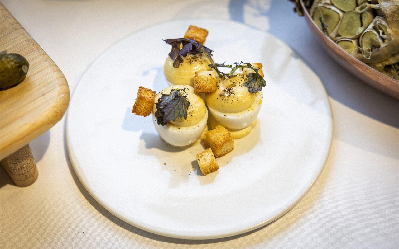 Œufs mayonnaise et croûtons servis au bistrot Côtelette