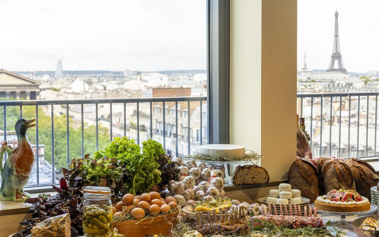Tablée du restaurant Côtelette au Printemps Haussmann devant la Tour Eiffel