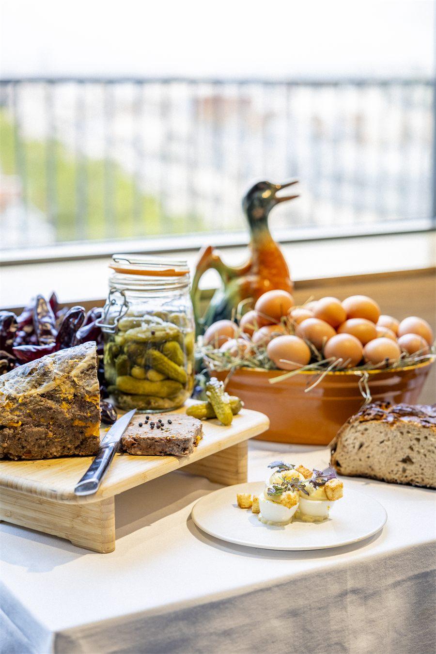 Terrine de campagne, cornichons et œufs sur la table du bistrot Côtelette