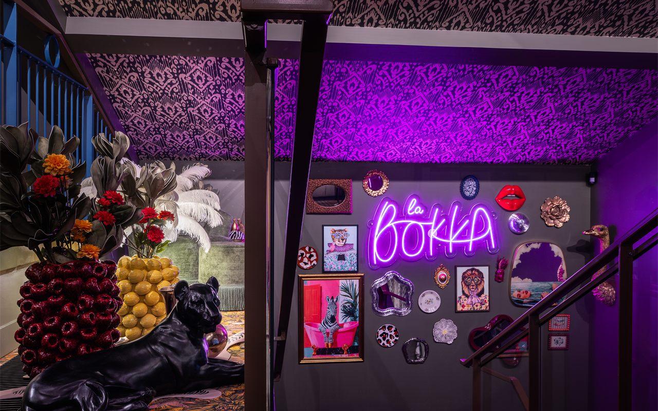 Enseigne néon de La Bokka et panthère noire à l'entrée du restaurant