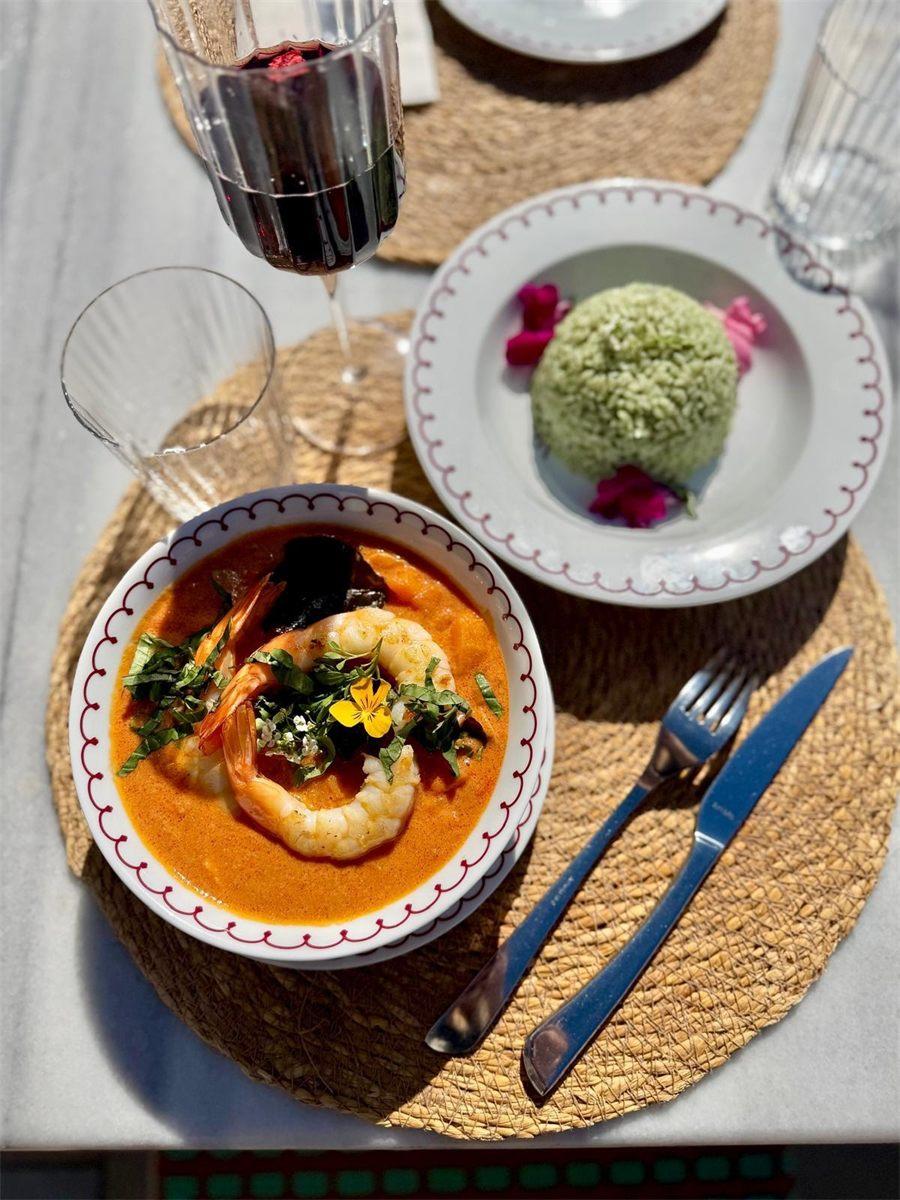Assiette de crevettes en sauce et riz aux herbes au restaurant de l'Hôtel de Silhouette