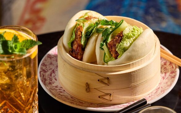 Le gyoza garni de wagyu et la pop japonaise en salle : avec Mama Goes East, Mama Shelter vous fait dîner à Tokyo sans quitter votre ville.