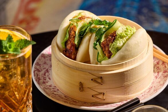 Le gyoza garni de wagyu et la pop japonaise en salle : avec Mama Goes East, Mama Shelter vous fait dîner à Tokyo sans quitter votre ville.