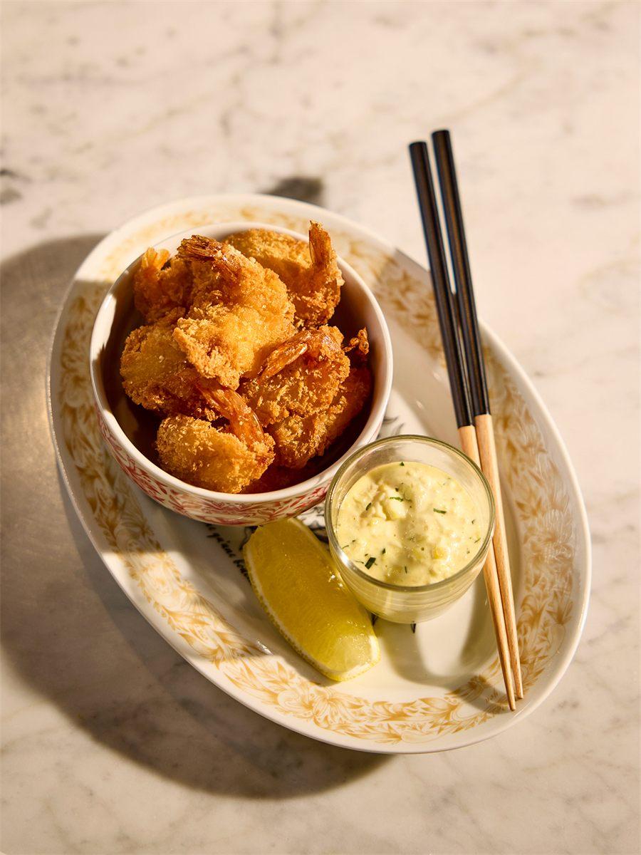 Crevettes panées servies avec un quartier de citron et une sauce, carte japonaise Mama Shelter