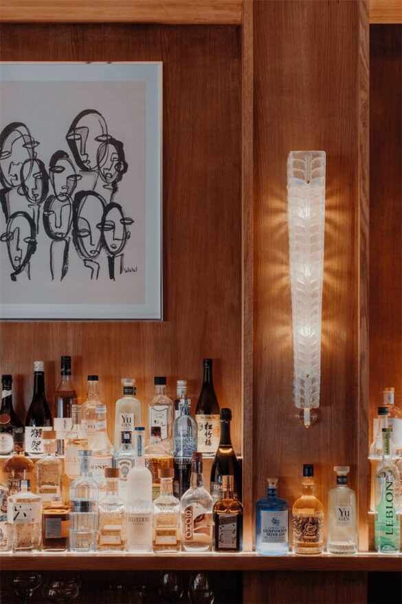restaurant-sobo-bar-bouteilles-nomadeurbain Le bar de SOBO, ses bouteilles alignees sous un dessin encadre et une applique en verre de Murano