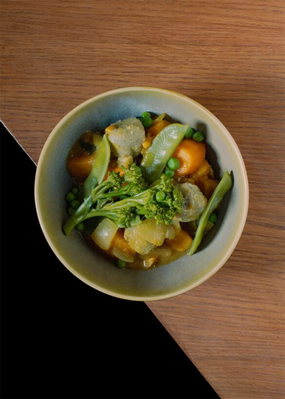 restaurant-sobo-bol-de-legumes-nomadeurbain Bol de legumes, broccolini et petits pois dans une ceramique verte chez SOBO Paris