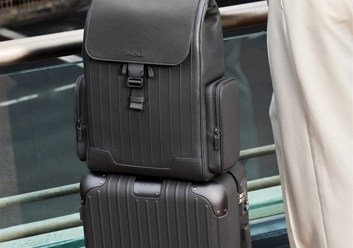 Le cuir de votre sac et celui de votre valise ne vieilliront plus chacun de leur cote : les sacs Never Still et la valise Distinct Cabin de RIMOWA partagent enfin la meme teinte.