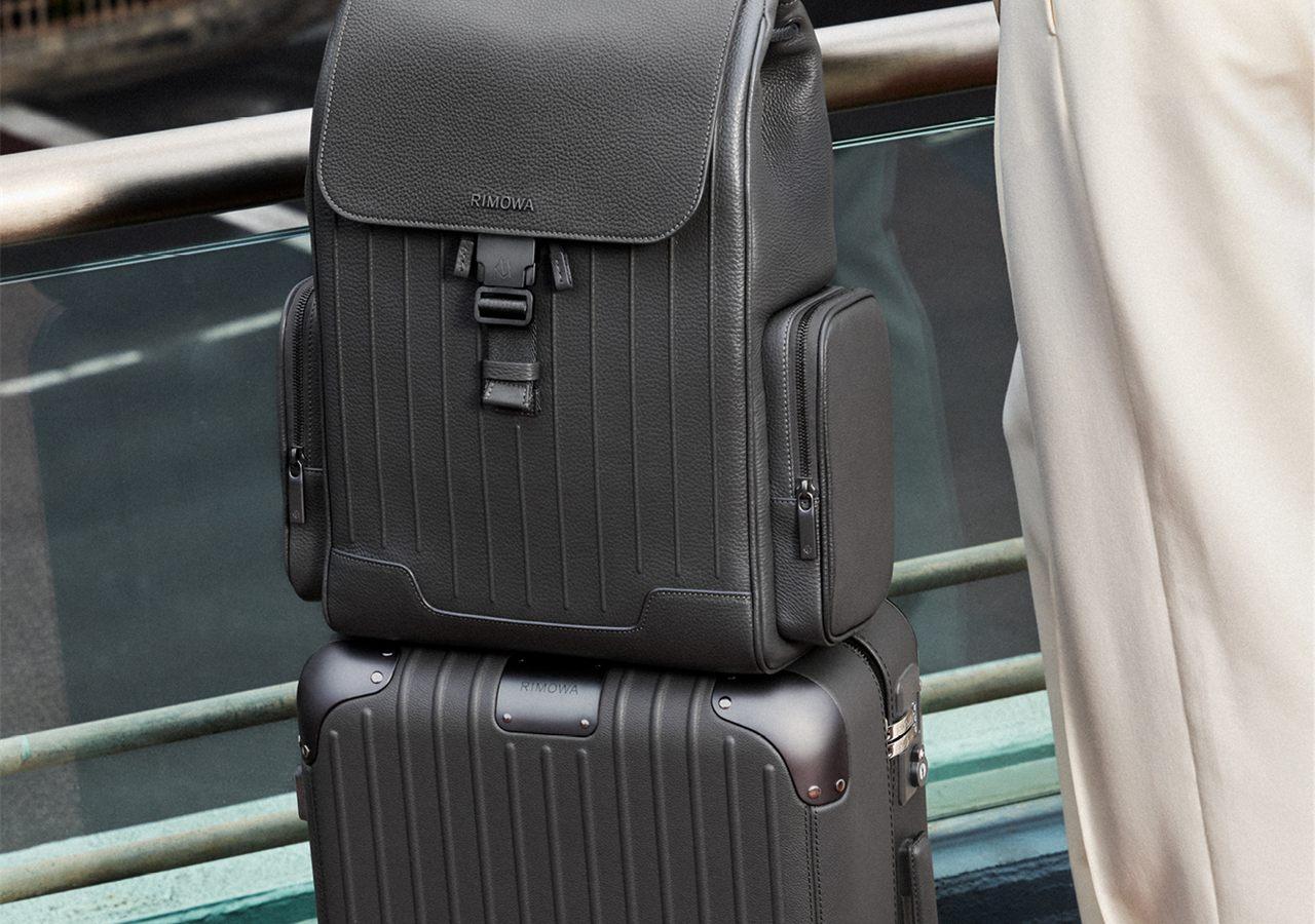 Le cuir de votre sac et celui de votre valise ne vieilliront plus chacun de leur cote : les sacs Never Still et la valise Distinct Cabin de RIMOWA partagent enfin la meme teinte.