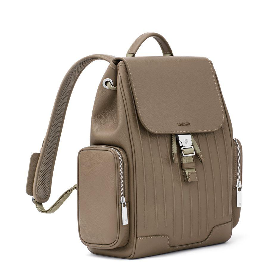 Petit sac a dos a rabat RIMOWA Never Still en cuir Mocha, trois quarts