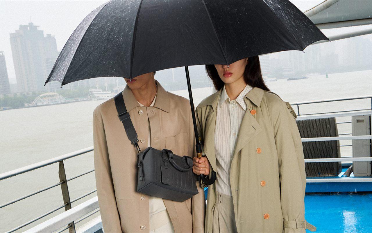 Petit sac bandouliere RIMOWA Never Still en cuir Anthracite porte croise sous la pluie