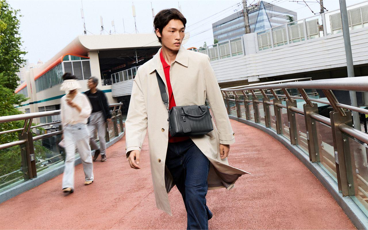 Petit sac bandouliere Never Still en cuir porte en bandouliere sur une passerelle de Shanghai