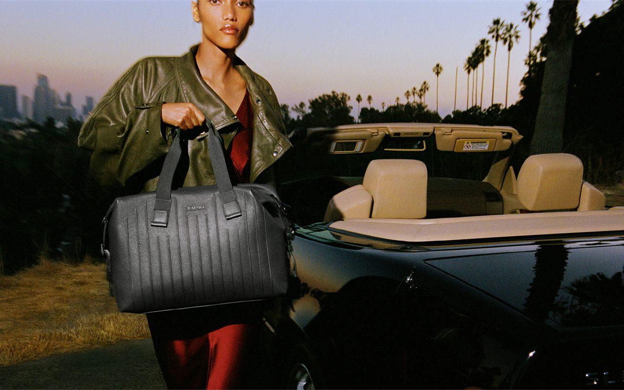 Sac de voyage Medium RIMOWA Never Still en cuir Anthracite porte a la main au crepuscule