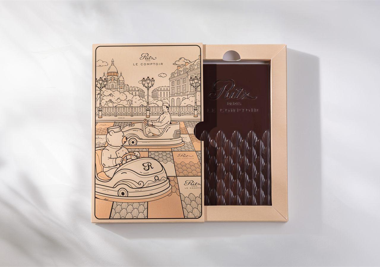 Tablette praliné chocolat noir Ritz Paris Le Comptoir au relief de madeleine, dans son étui illustré