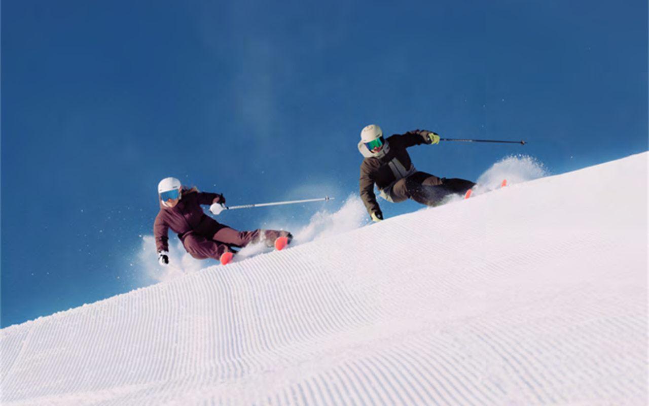 Vous desserrez vos chaussures de ski à chaque télésiège ? Les nouvelles chaussures de piste Rossignol veulent vous laisser carver jusqu&rsquo;au dernier virage, crochets bouclés.