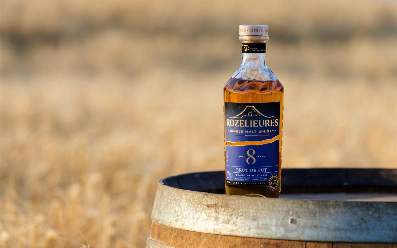 Vous aimez la minéralité des vins siciliens de l&rsquo;Etna ? Le nouveau Rozelieures Terres Noires la promet dans un single malt d&rsquo;orge cultivée sur des sols volcaniques.