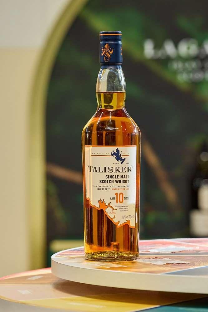 Bouteille de single malt présentée sur un stand du Whisky Live Paris