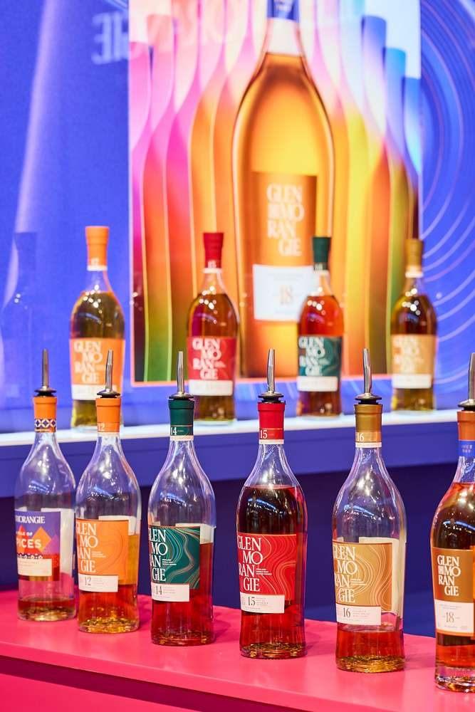 Bouteilles alignées sur un stand du plateau de dégustation du Whisky Live Paris