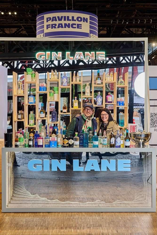 L'enseigne Gin Lane et son mur de bouteilles au Whisky Live Paris