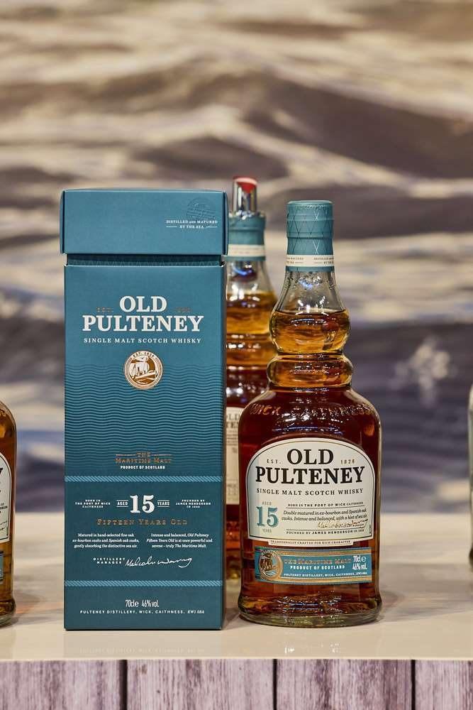 Bouteille et coffret Old Pulteney 15 ans présentés au Whisky Live Paris