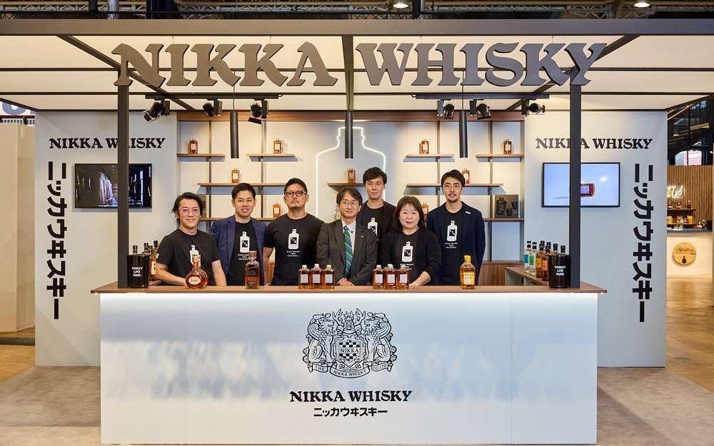 Le stand Nikka Whisky et son équipe au Whisky Live Paris