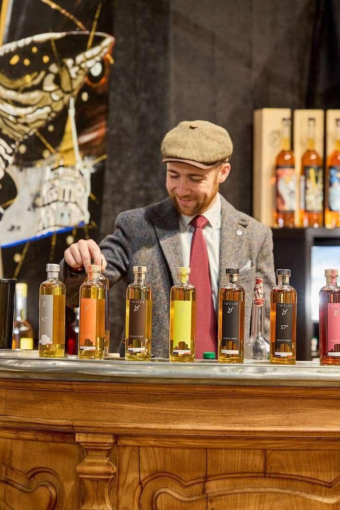 Verres de dégustation alignés au stand d'un exposant du Whisky Live Paris