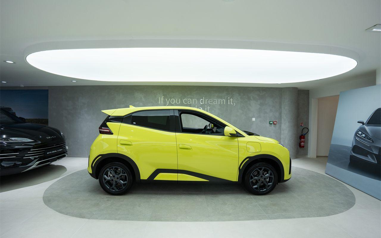 La BYD Dolphin Surf exposée au niveau BYD de la Maison Denza Paris Opéra