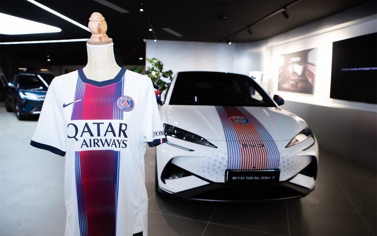 Maillot du Paris Saint-Germain et BYD Sealion 7 en livrée PSG