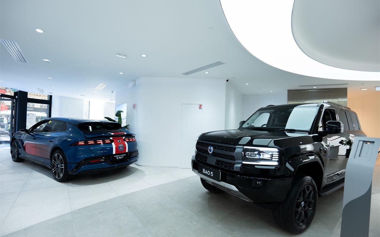 La Denza Z9GT aux couleurs du Paris Saint-Germain et le Bao 5 dans le showroom