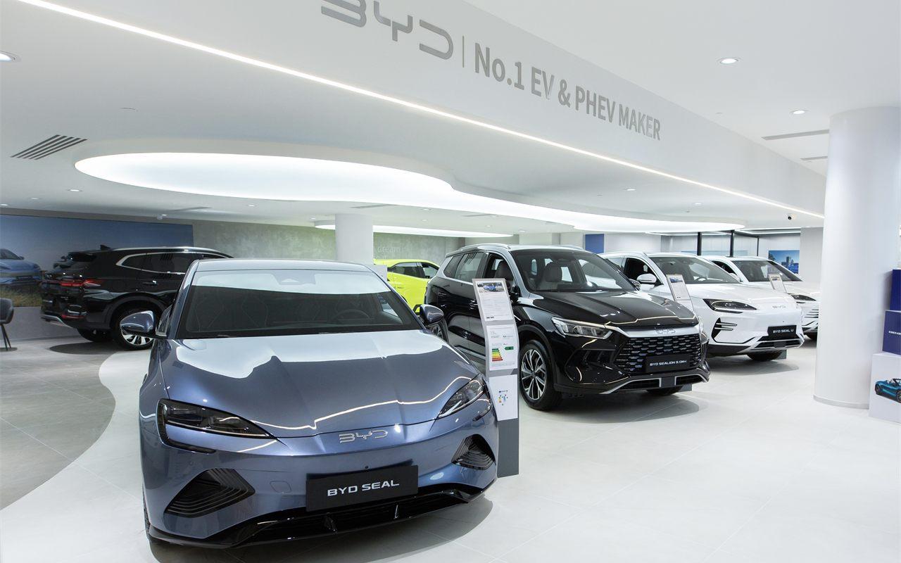 Le showroom BYD en sous-sol de la Maison Denza Paris Opéra
