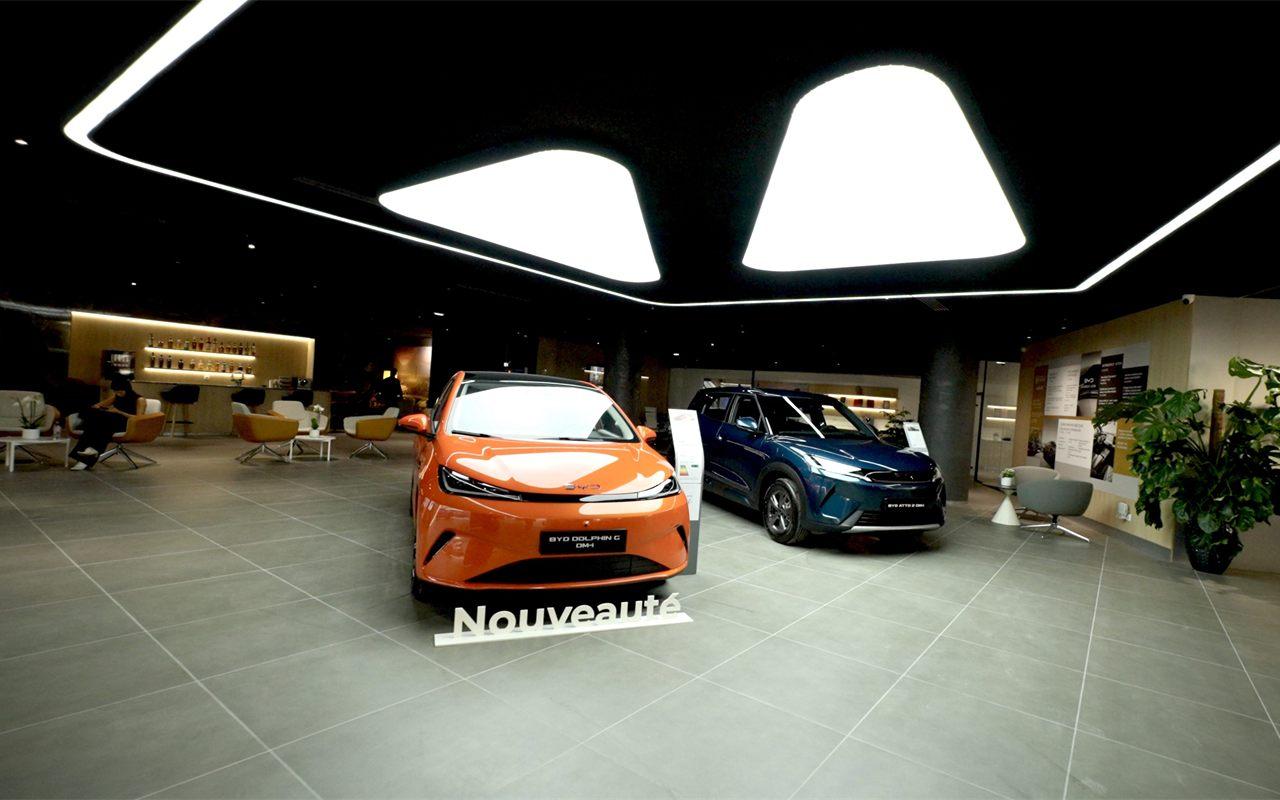 Le lounge avec bar du niveau BYD, Dolphin G et Atto 2 exposées