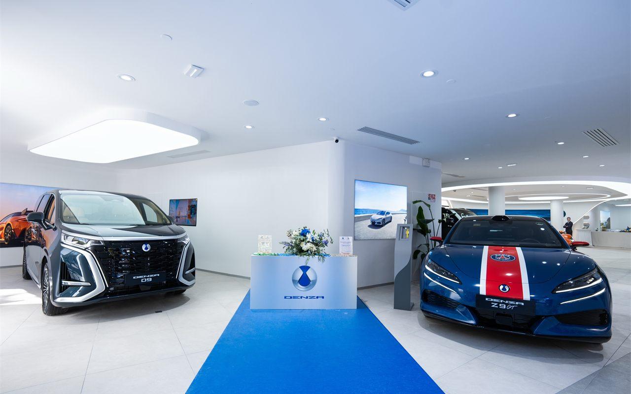 Salle d'exposition de la Maison Denza Paris Opéra avec le Denza D9 et la Z9GT