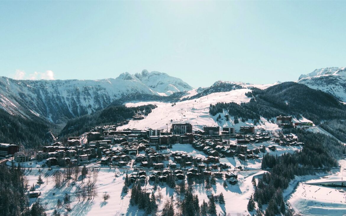 Fondue face à la vallée ou trattoria : deux hôtels 5 étoiles ouvrent cet hiver à Courchevel Moriond, et il faudra choisir votre camp.