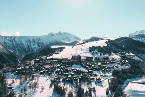 Fondue face à la vallée ou trattoria : deux hôtels 5 étoiles ouvrent cet hiver à Courchevel Moriond, et il faudra choisir votre camp.