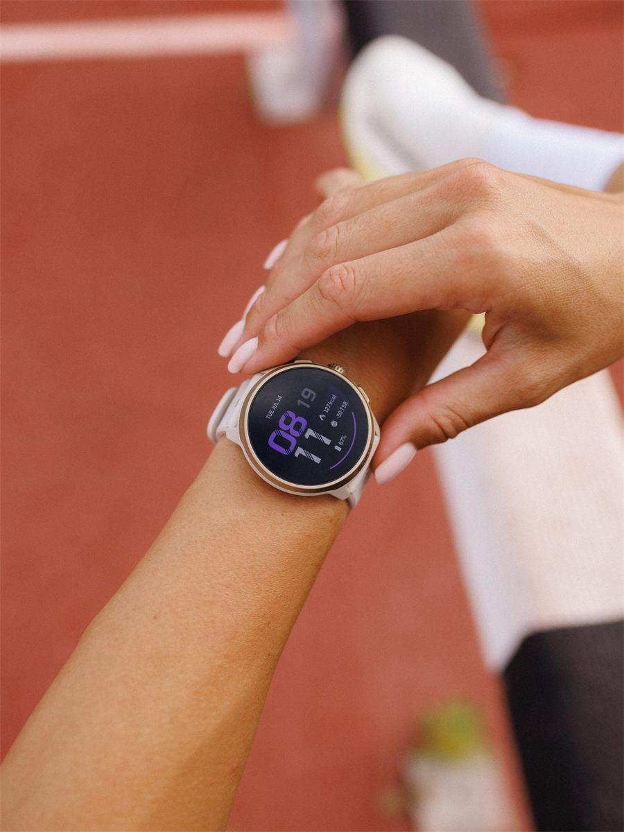 Écran de la Suunto Run 2 consulté au poignet sur une piste d'athlétisme