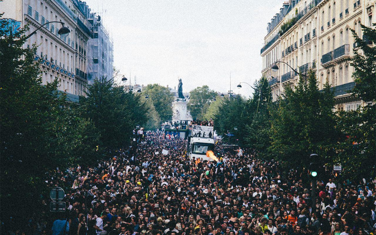 Boulevard parisien rempli par la foule de la Techno Parade jusqu'à la place de la République