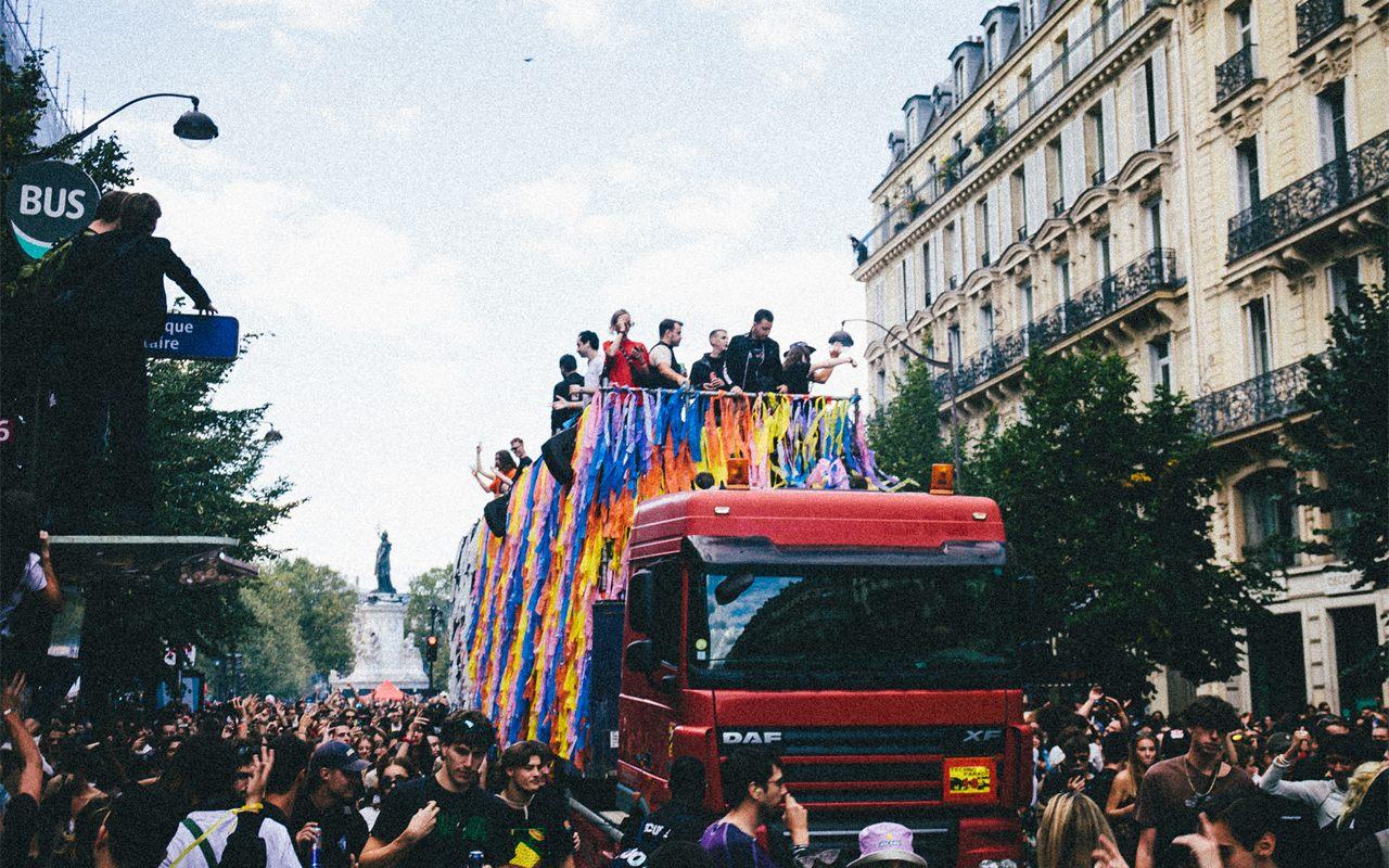Camion de la Techno Parade couvert de franges de papier coloré, foule autour