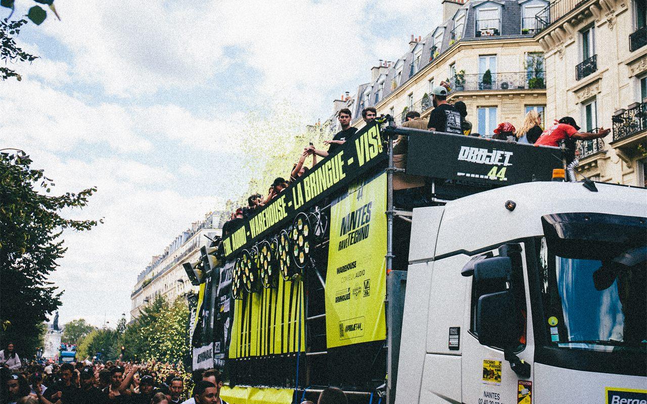 Char du collectif nantais Projet 44 et confettis jaunes au-dessus de la foule