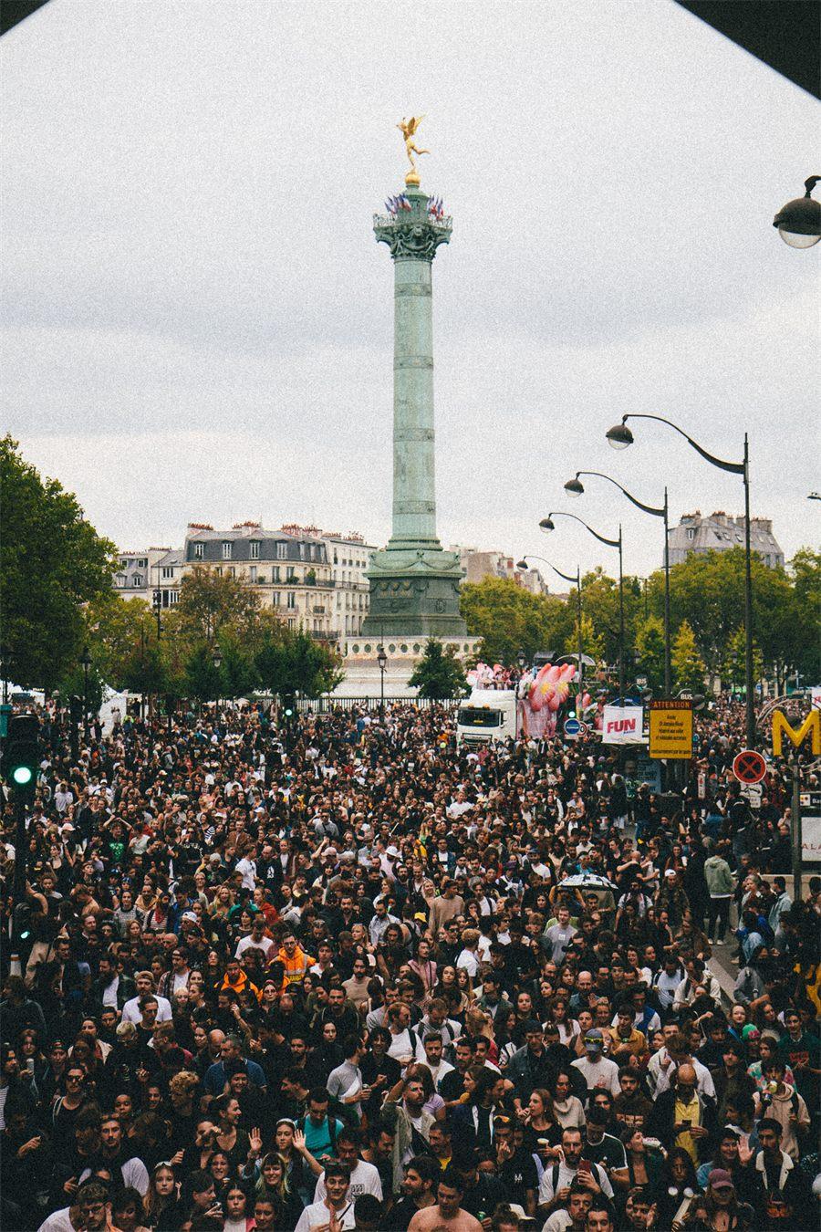 Colonne de Juillet place de la Bastille au-dessus de la foule de la Techno Parade