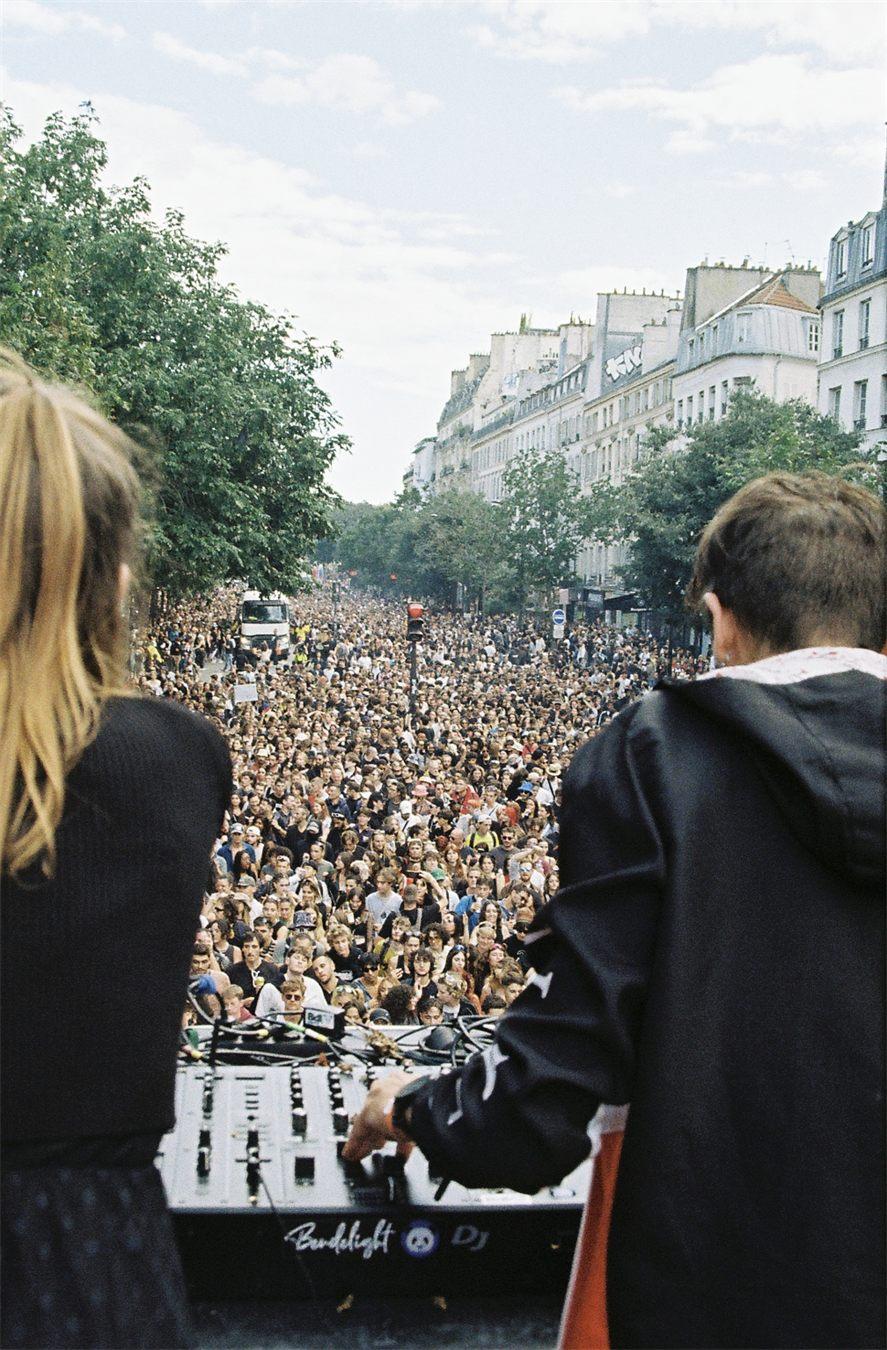 Vue depuis les platines d'un char sur la foule qui remplit le boulevard