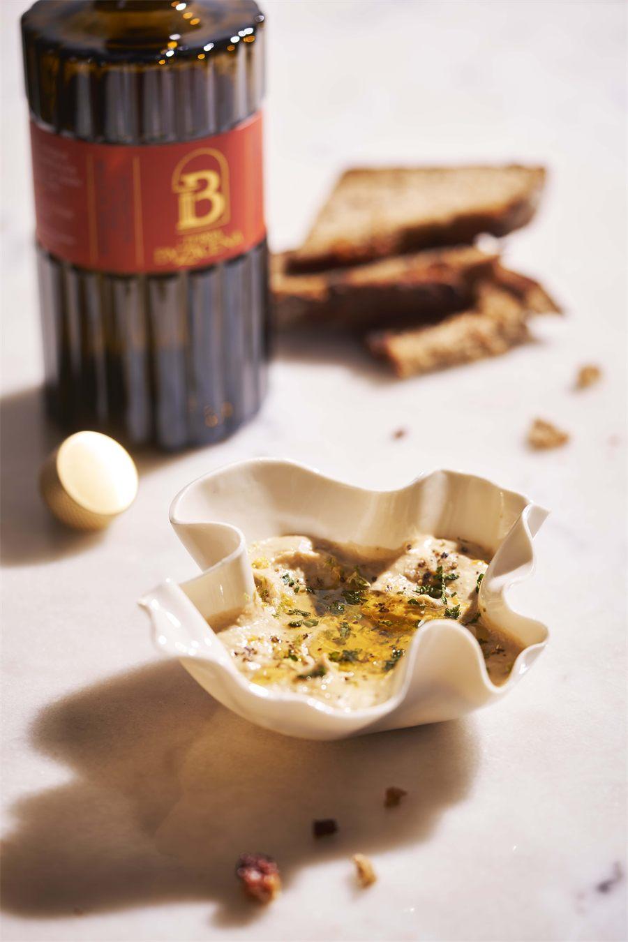 houmous de haricots blancs arrosé d'huile d'olive Aurora