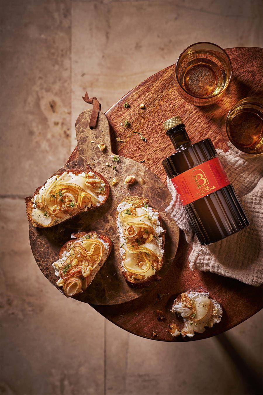 tartines chèvre, poire et noix servies avec l'huile d'olive Aurora